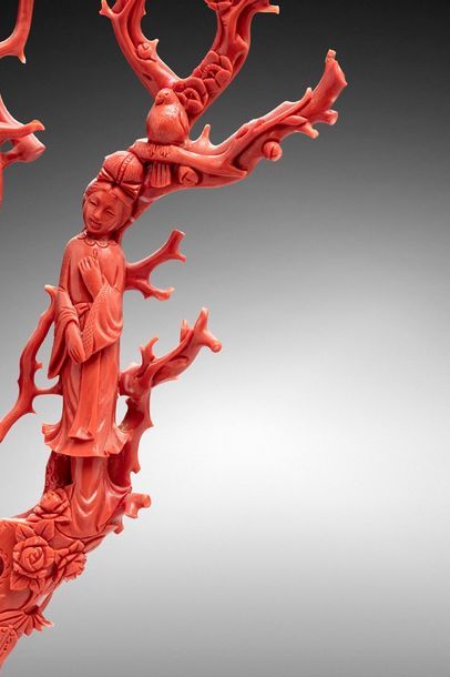 null Chine, XXe siècle

Statue en corail orange, représentant une déesse tenant des...