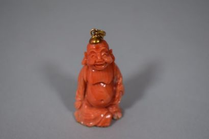 null Chine, XXe siècle 

Petit pendentif en corail orange représentant Milefo souriant.

Haut....