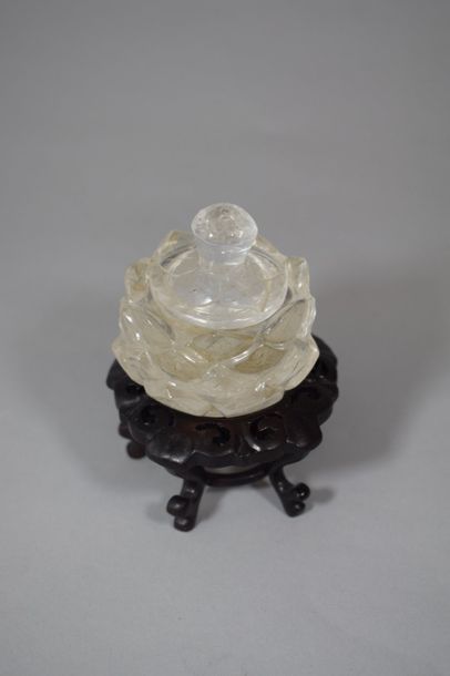 null Chine, début XXe siècle
Pot à encens en cristal de roche sculpté en forme de...
