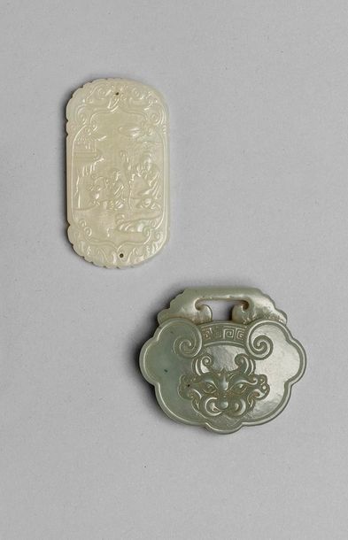 Chine, XXe siècle

Deux pendentifs, l'un...