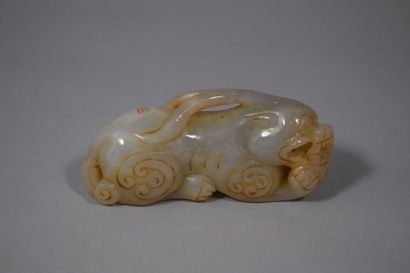 null Chine, XXe siècle

Poids de rouleau en jade beige et gris, représentant un bixie,...