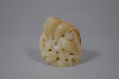 null Chine, début XXe siècle

Petit galet en jade blanc opaque, sculpté d'un daim...