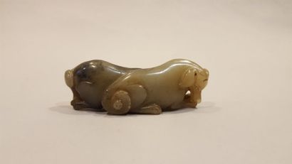null Chine, XXe siècle
Sujet en jade figurant deux chiens couchés
L : 8.5 cm 