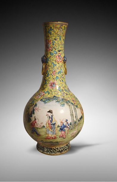 null Chine, XXe siècle
Vase bouteille à long col et panse sphérique sur petit talon,...