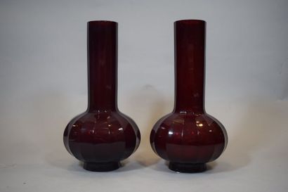 null Paire de vases côtelés, à long col et panse sphérique, en verre translucide...