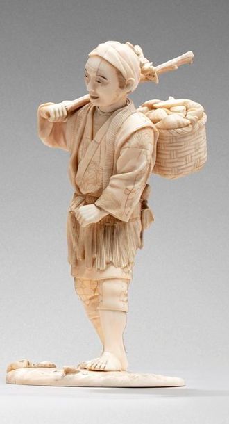 null Japon, vers 1900

Okimono en ivoire représentant un pêcheur de coquillages,...
