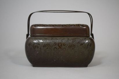 null Chine, fin XIXe siècle

Brûle-encens en bronze de patine brune, de forme rectangulaire...