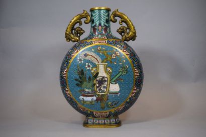 null Chine, XXe siècle

Vase gourde en bronze doré et émaux cloisonnés polychromes...