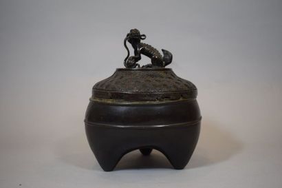 null Japon, XIXe siècle

Brûle-parfum tripode couvert en bronze de patine brune,...
