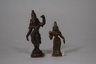 null Deux petits sujets en bronze représentant respectivement Bhudevi debout en tribhanga,...