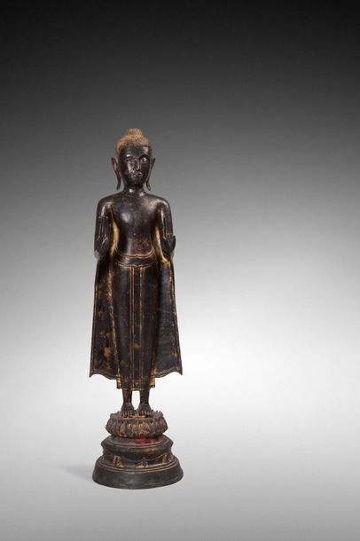 null Grand Bouddha en bronze à patine brune avec trace de dorure et de polychromie,...