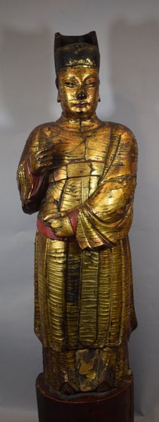 null Grand sujet en bois laqué or et rouge, représentant un dignitaire en pied. 

Chine,...