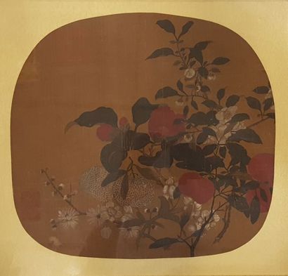 null Chine, XXè siècle
Peintue sur soie représentant des fleurs parmi des feuillages
Porte...