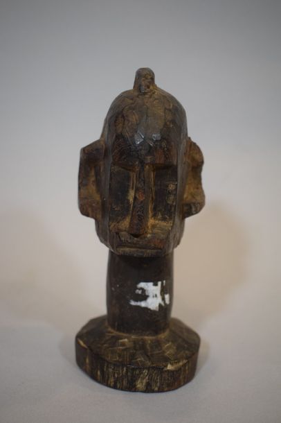 null Un lot de trois objets en bois : un buste Dogon du Mali, une statuette Senoufo...