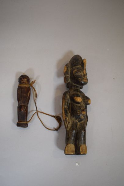 null Un lot de trois objets en bois : un buste Dogon du Mali, une statuette Senoufo...