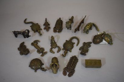null Un lot de dix-sept bronzes animaliers, poids à peser l'or et pendentifs, Baoulé,...