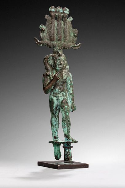 null Statuette votive représentant le dieu Somtous marchant, portant l'index droit...