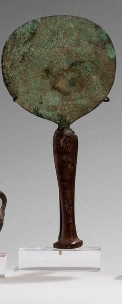 null Miroir discoïdal, le manche en forme de hiéroglyphe "hm".

Bois et bronze.

Égypte,...