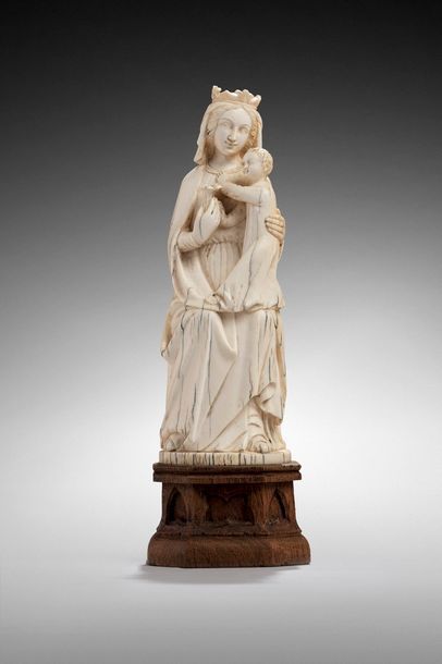 null Vierge à l'Enfant en ivoire sculpté.

XIXe siècle dans le style du Moyen Age

H....