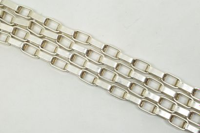 null Hermès

Bracelet souple en argent formé de quatre rangs de maille forçat allongée.

Signé...