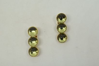null Lalique

Paire de clips d'oreilles en alliage d'or jaune 9K (375) à trois cabochons...