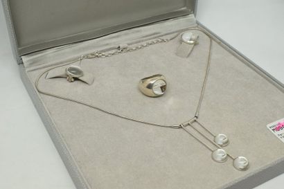 null Lalique 

Parure en argent composée d'un collier, une bague et une paire de...