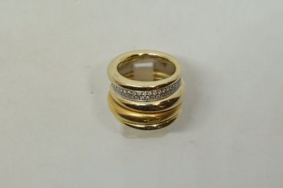 null Pomellato

Large bague en or jaune 18K (750) composée de cinq anneaux unis,...
