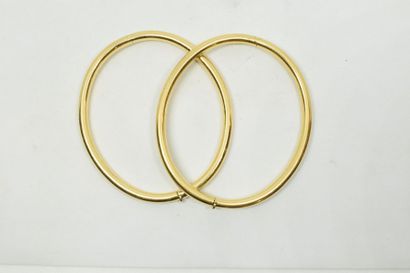Deux bracelets jonc rigides ouvrants en or...