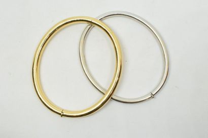 Deux bracelets jonc rigides ouvrants en or...