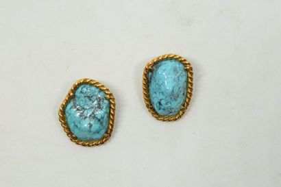 null Paire de clips d'oreilles en or jaune 18K (750) ornés chacun d'une turquoise...