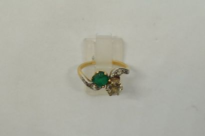 null Bague Toi&Moi en or jaune et gris 18k (750) ornée d'un diamant taille ancienne...