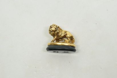 null Cachet en or jaune 14K (585) stylisé d'un lion, la base en jaspe sanguin gravée...