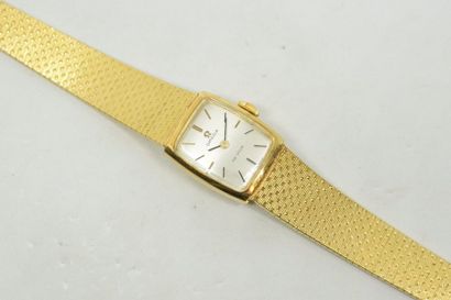 null Omega de ville 

Montre bracelet de dame mécanique en or jaune 18K (750) à boitier...