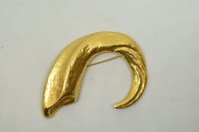 null Broche en or jaune 18K (750) martelée stylisée d'une corne.

Signée Lalaounis...
