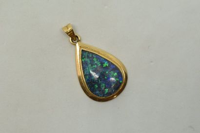 null Pendentif piriforme en or jaune 18K (750) orné d'une opale noire

(acc.mq).

Ht...