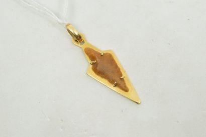 null Pendentif triangulaire en or jaune 18K (750) orné d'un silex taillé en pointe...