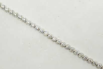 null Bracelet en or gris 18K (750) formé d'une ligne souple de quarante diamants...