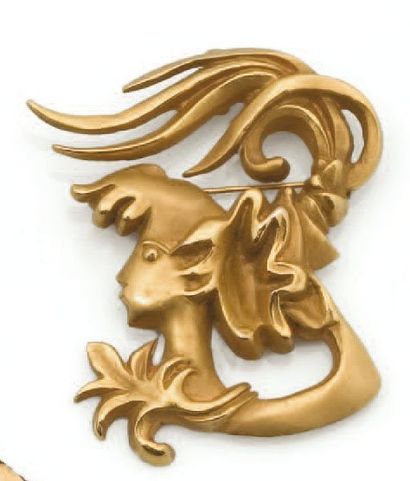 Paule INGRAND Jeune femme cheveux aux vents Broche pendentif en bronze doré. Signée...