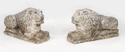 null Paire de lions allongés en pierre sculptée du XVIIe siècle. Ils sont représentés...