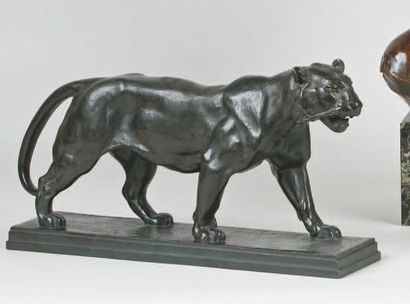 Antoine Louis BARYE (1796 - 1875) Tigre qui marche Bronze à patine verte nuancée...