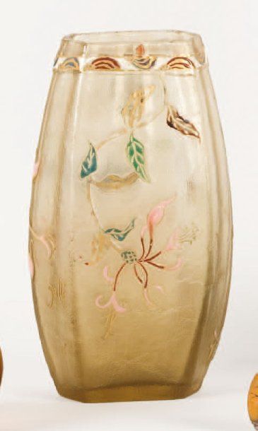 Emile GALLE (1846 - 1904) Vase pansu à section hexagonale en verre givré à décor...