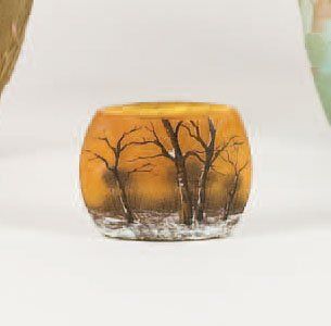 DAUM Petit vase ovoïde méplat en verre marmoréen jaune orangé à décor d'un paysage...