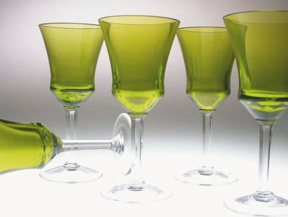 null Série de 54 verres Poitiers en cristal doublé-coloré vert chine à jambe claire...