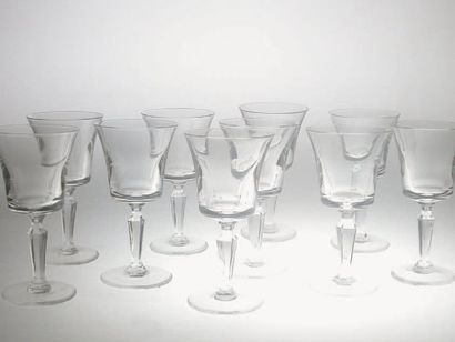 null Série de 28 verres Senlis en cristal uni clair à jambe taillée, 135mm. 