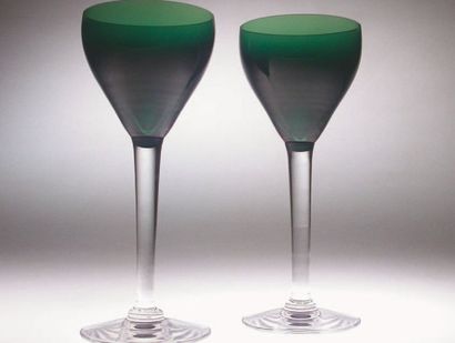 null Série de 48 verres Roemers Tilly en cristal coloré vert à jambe unie claire,180mm....