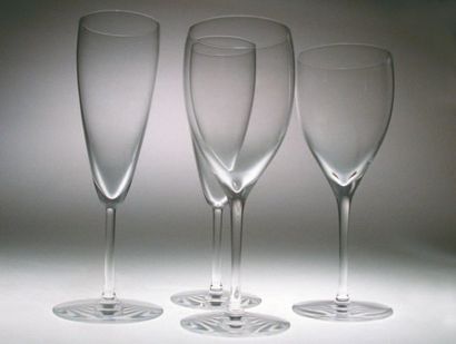 null Service comprenant 40 verres en cristal : - 20 flûtes à champagne Académie du...