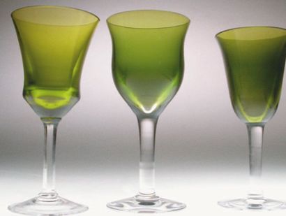 Service en cristal coloré vert chine comprenant...