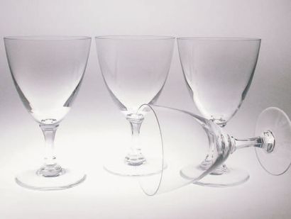 null Série de 18 verres Easterling en cristal uni clair à jambe taillée, 150mm. 