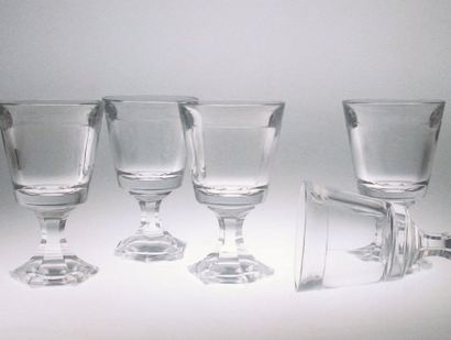 null Série de 16 verres Walewska en cristal uni clair à jambe taillée, 130mm. 