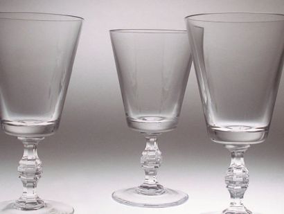 null Série de 36 verres State en cristal clair uni à jambe Président taillée, 160mm....